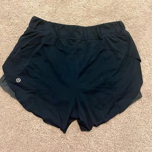 LULU SHORTS - SIZE 2